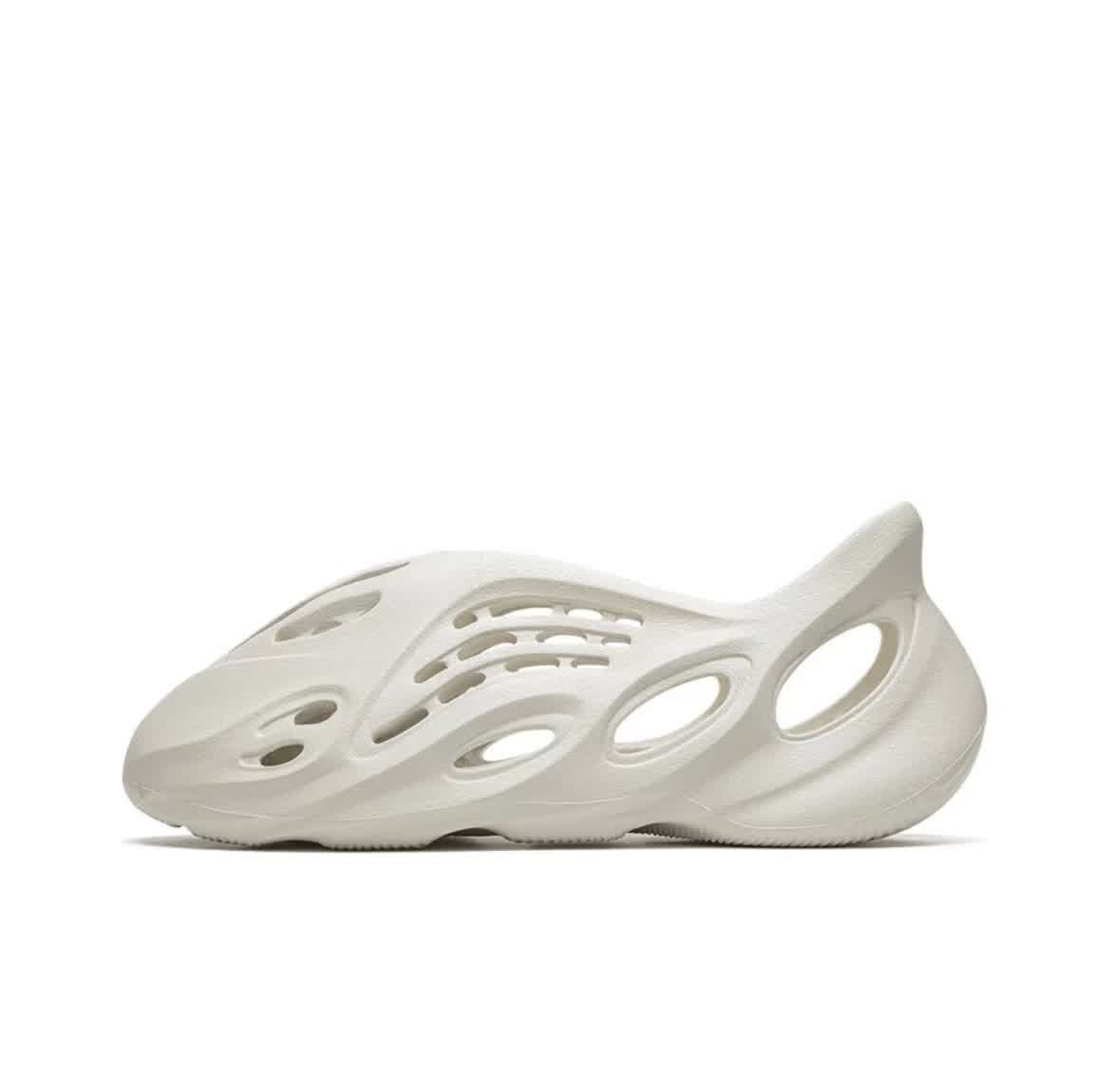 Zuecos tipo Yeezy