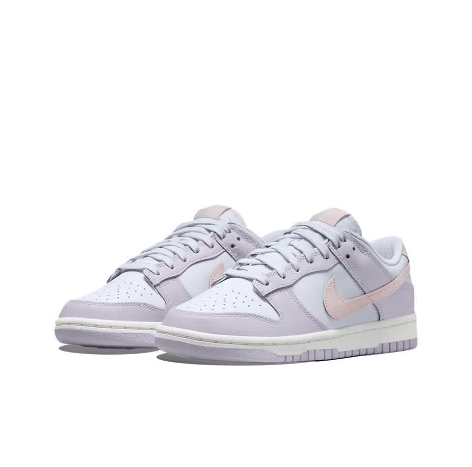 Nike Dunk Low × Supreme