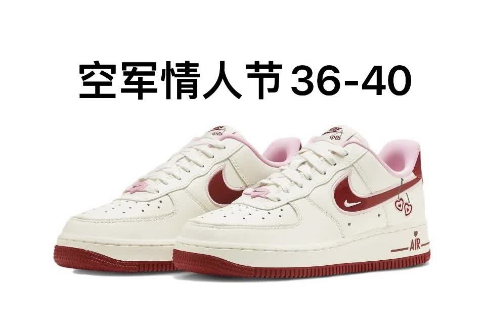 Nike Dunk Low × Supreme
