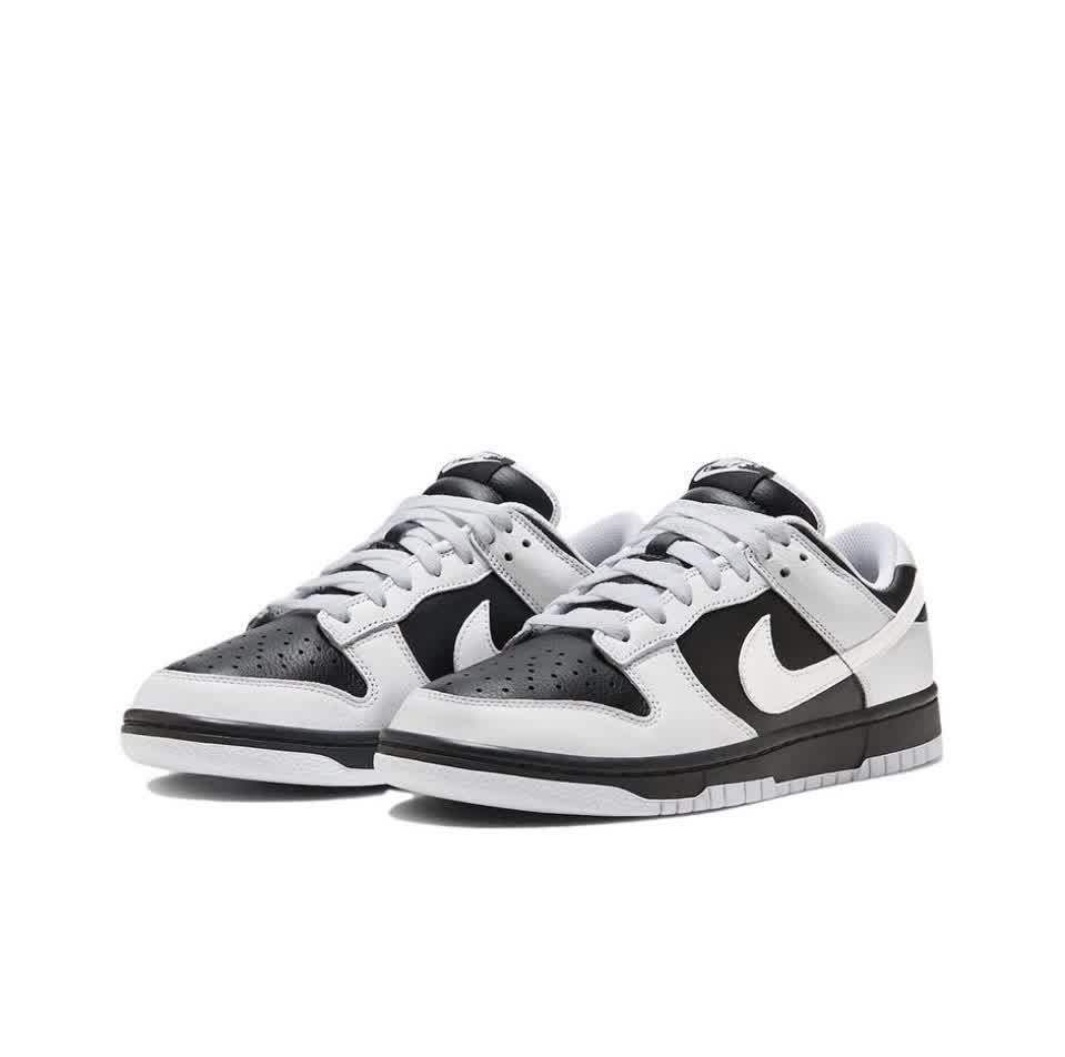 Nike Dunk Low × Supreme