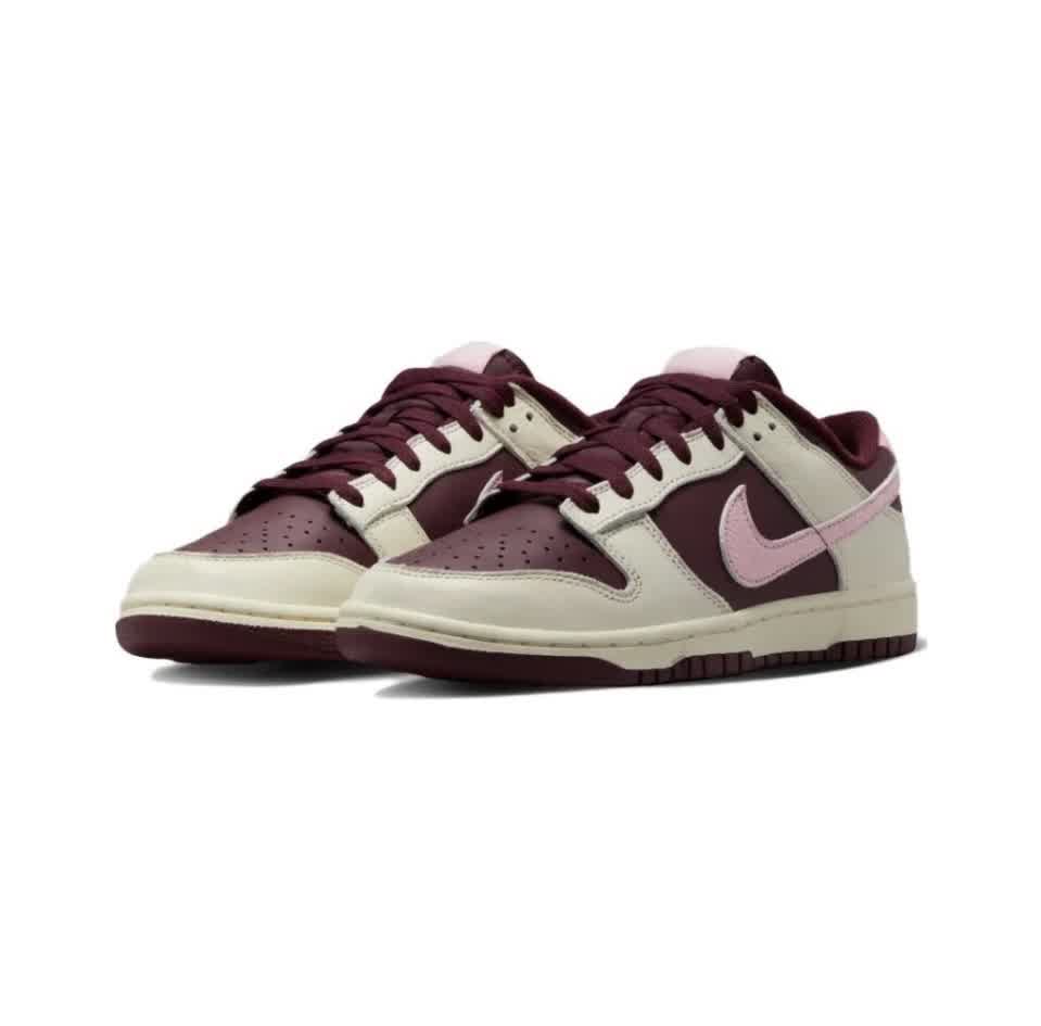 Nike Dunk Low × Supreme