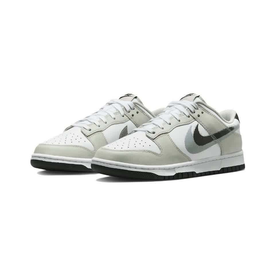 Nike Dunk Low × Supreme