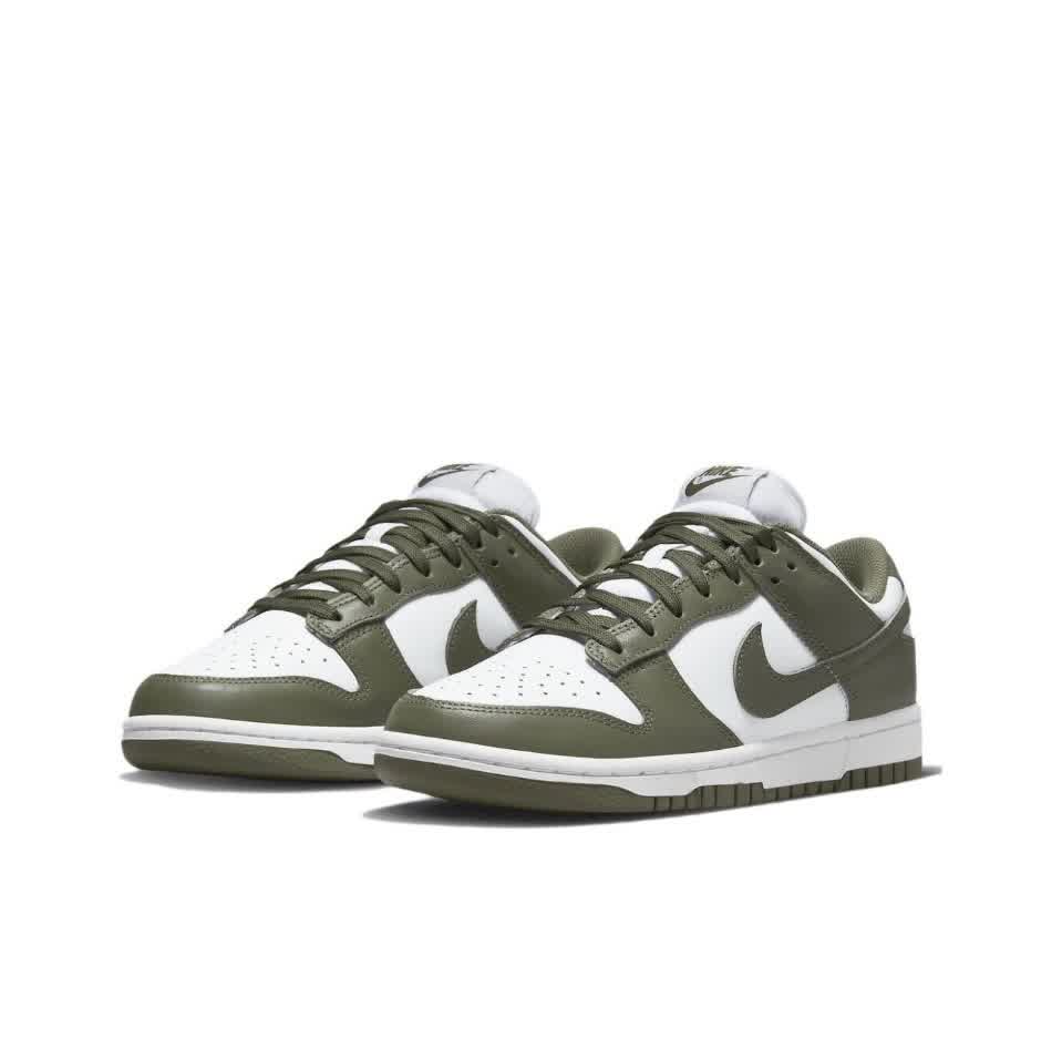 Nike Dunk Low × Supreme