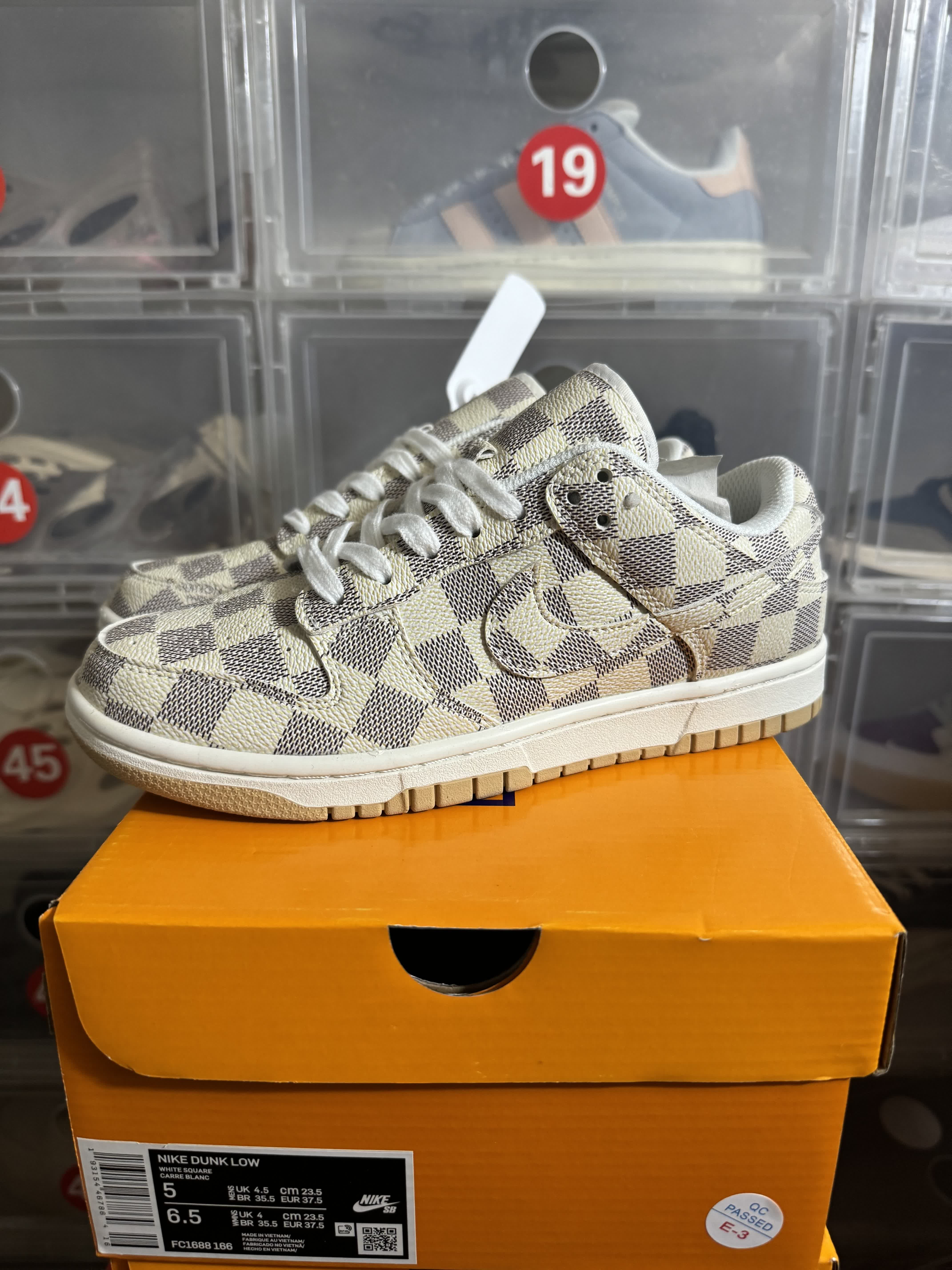 Nike Dunk Low × Supreme