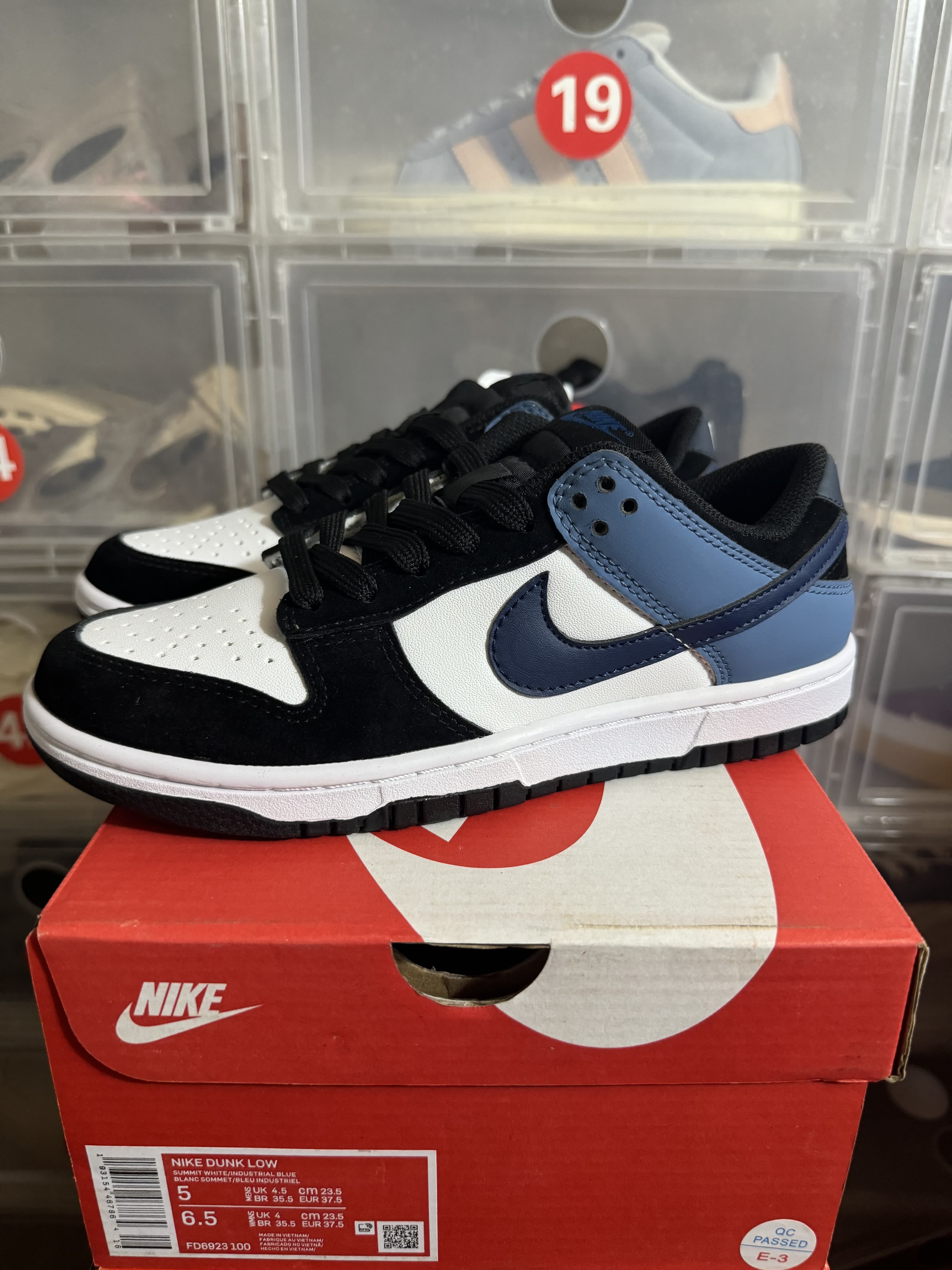 Nike Dunk Low × Supreme