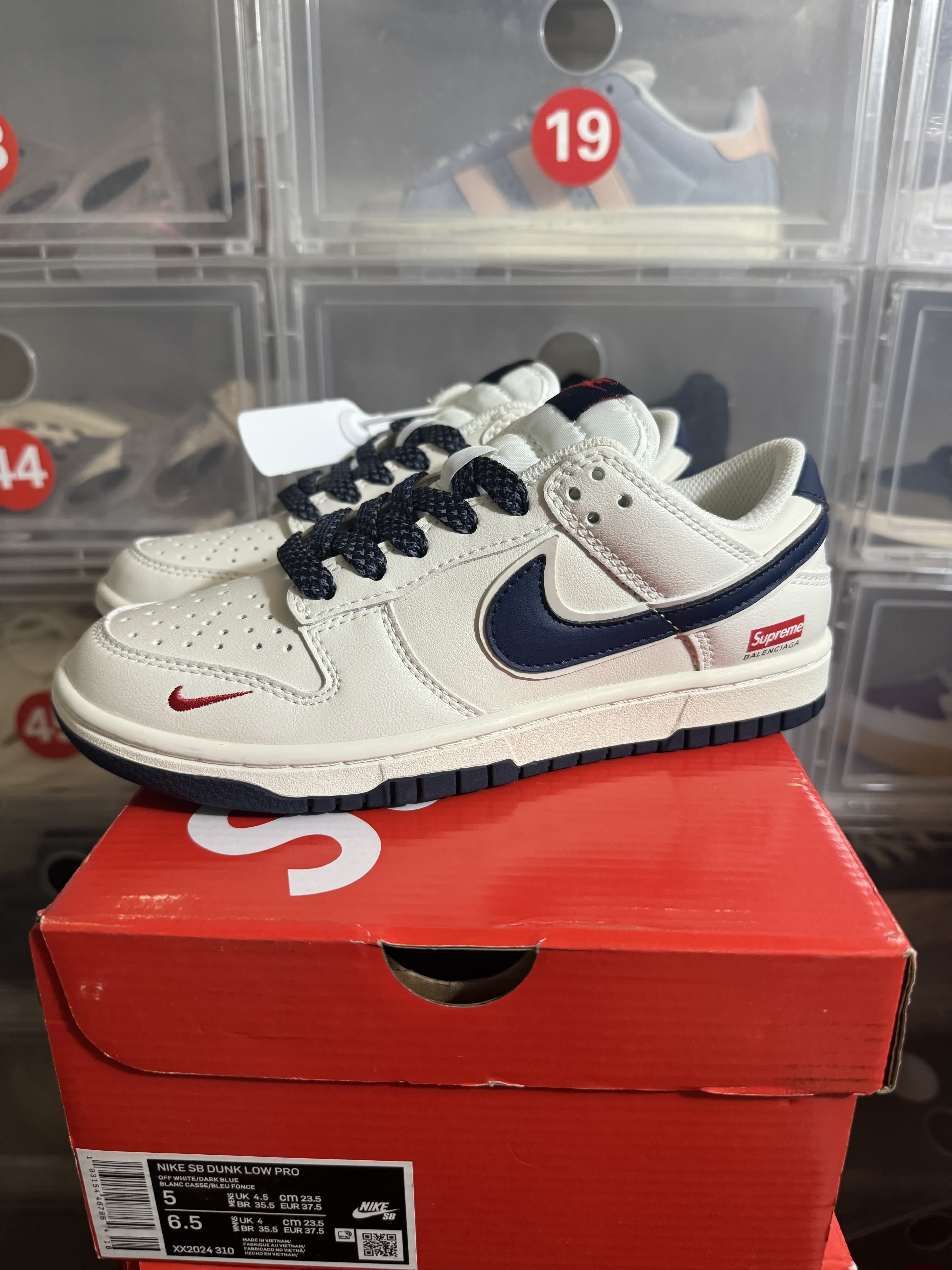 Nike Dunk Low × Supreme