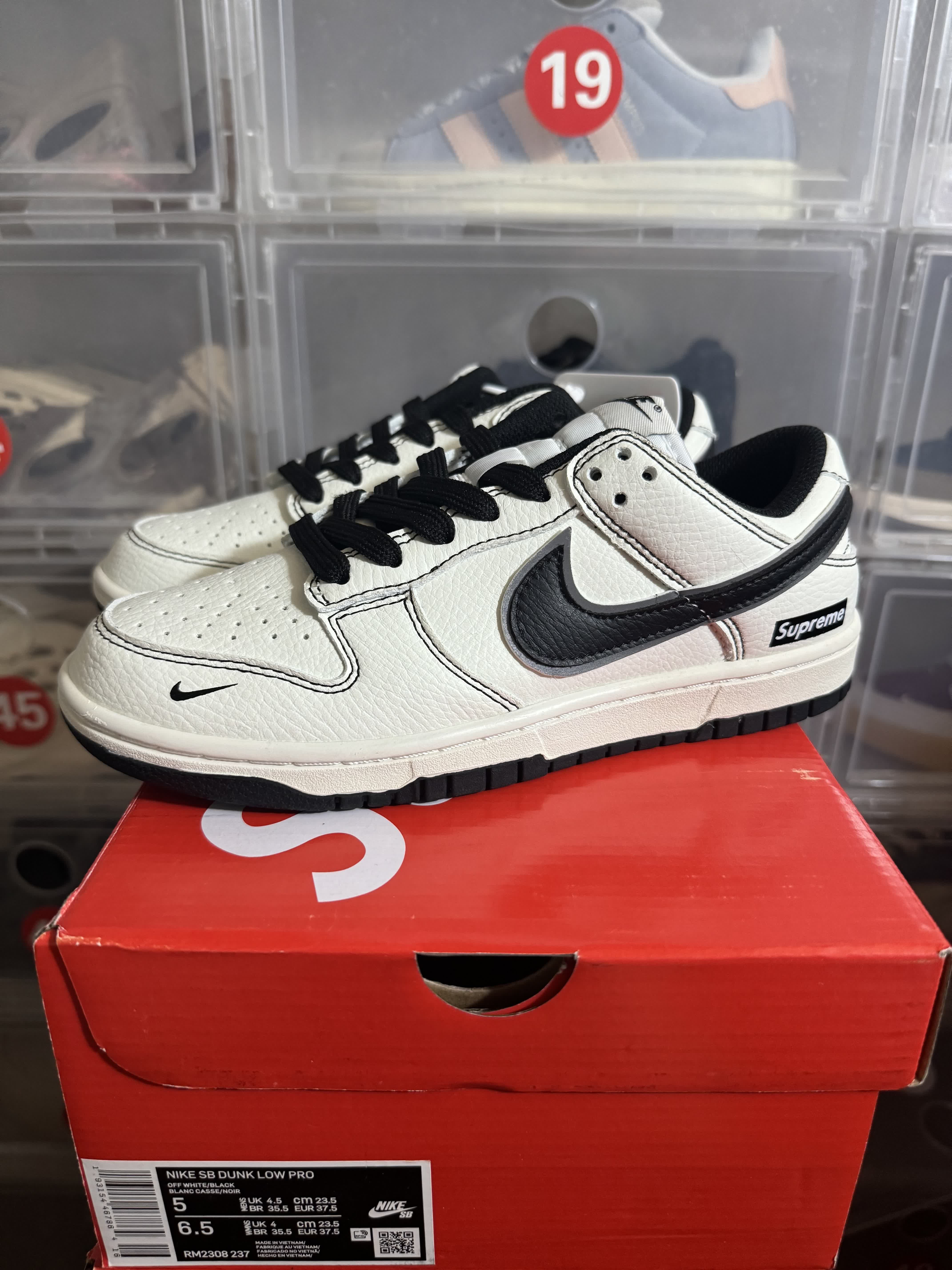 Nike Dunk Low × Supreme