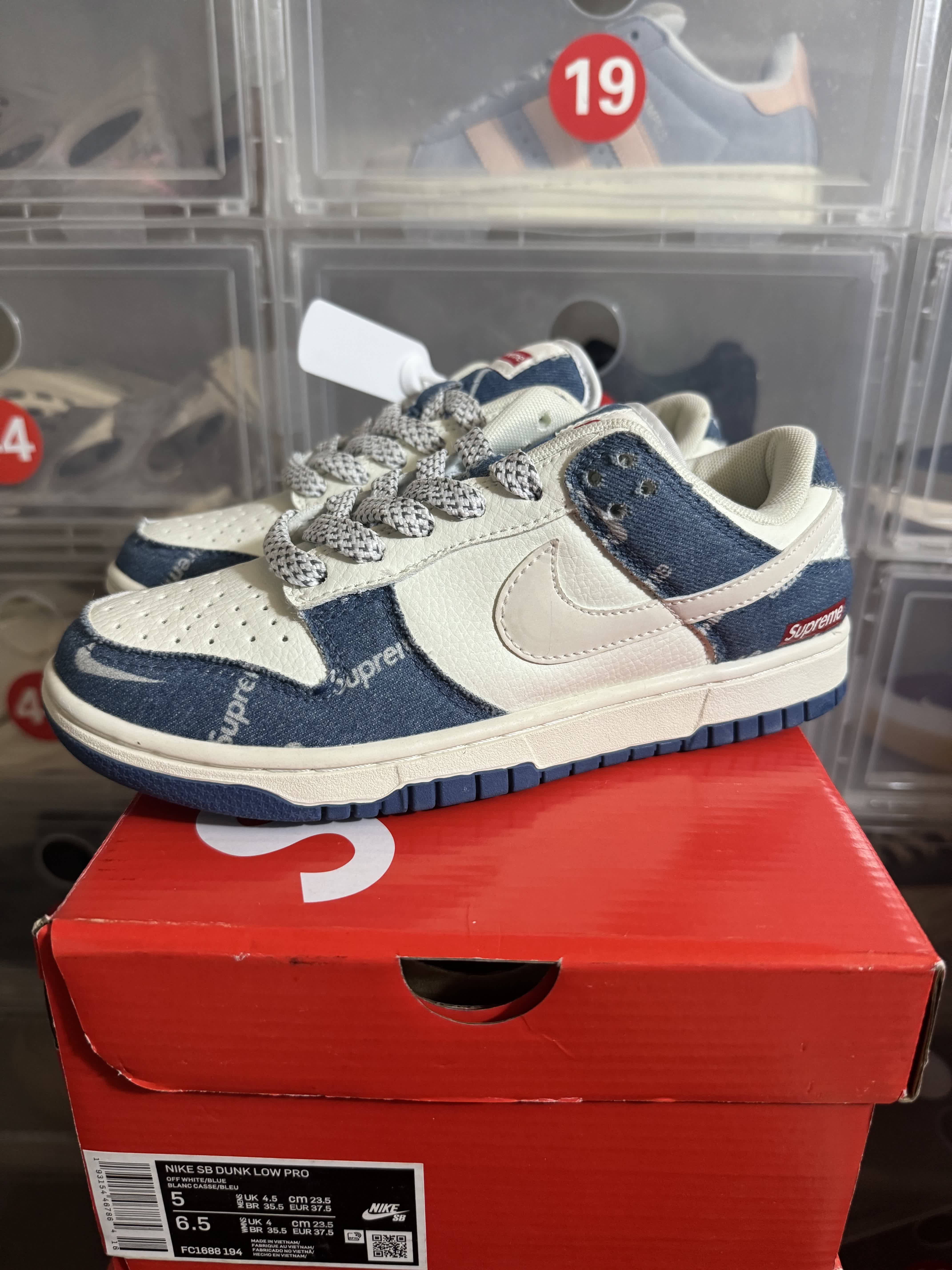 Nike Dunk Low × Supreme