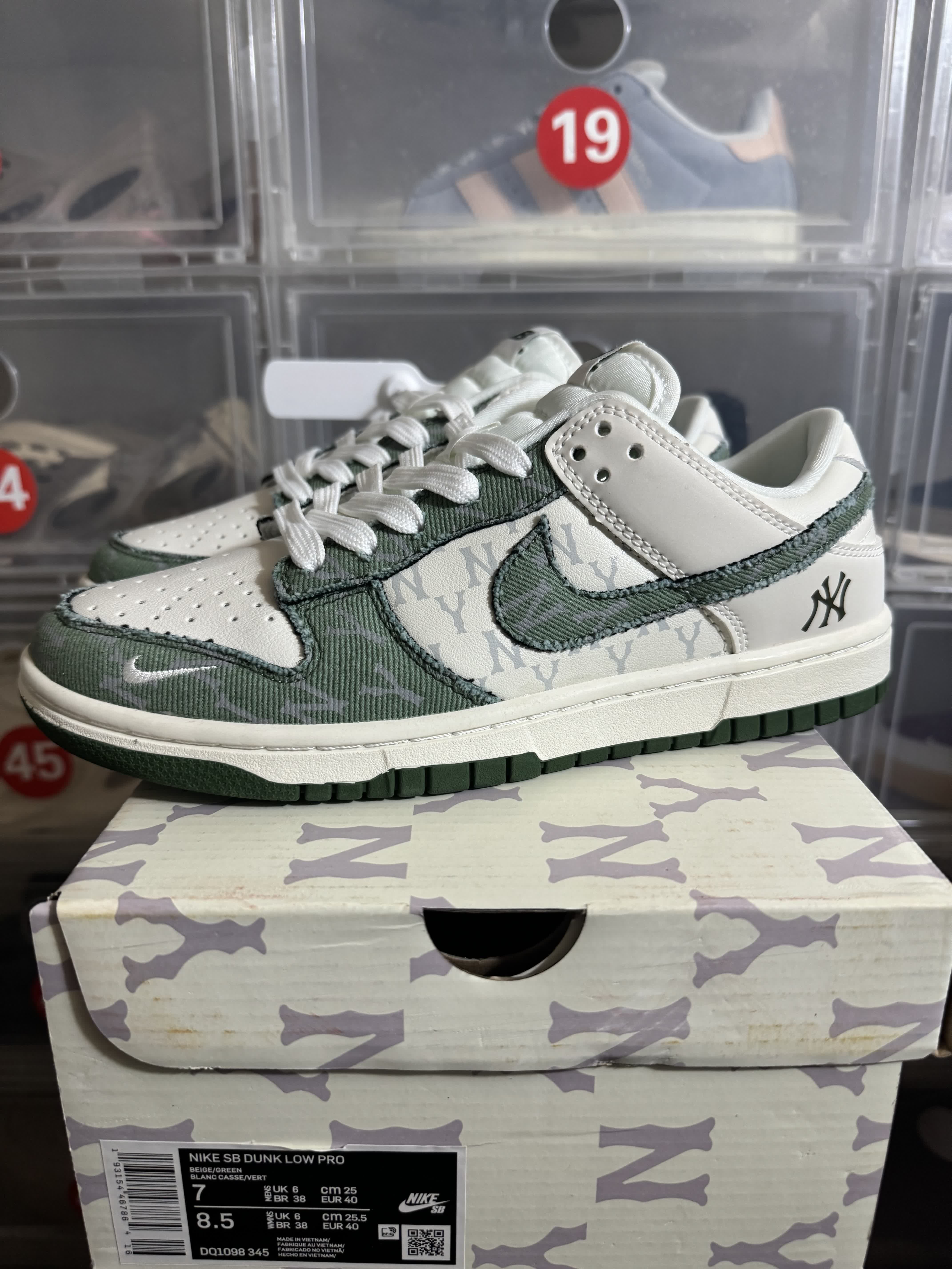Nike Dunk Low × Supreme