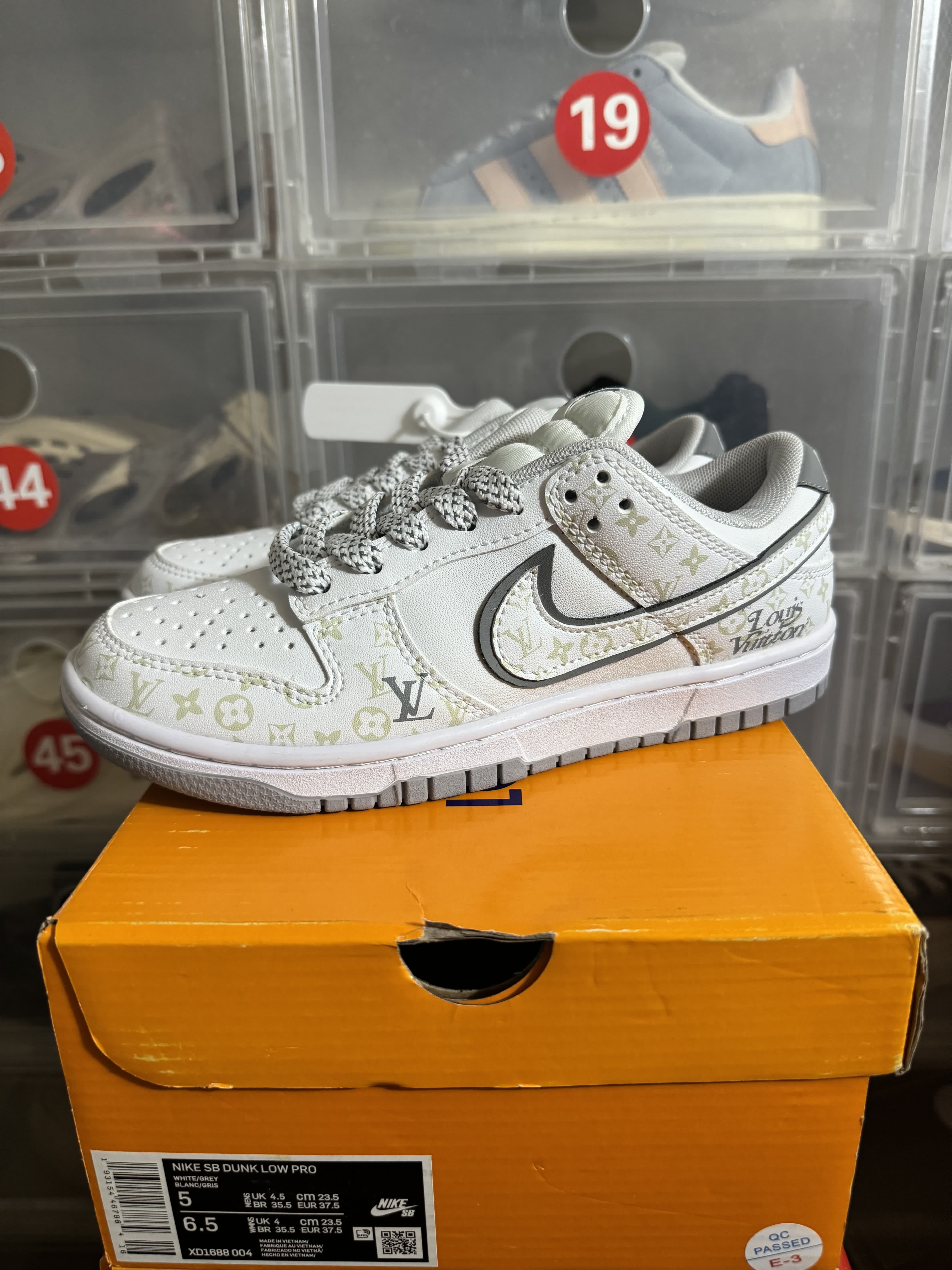 Nike Dunk Low × Supreme
