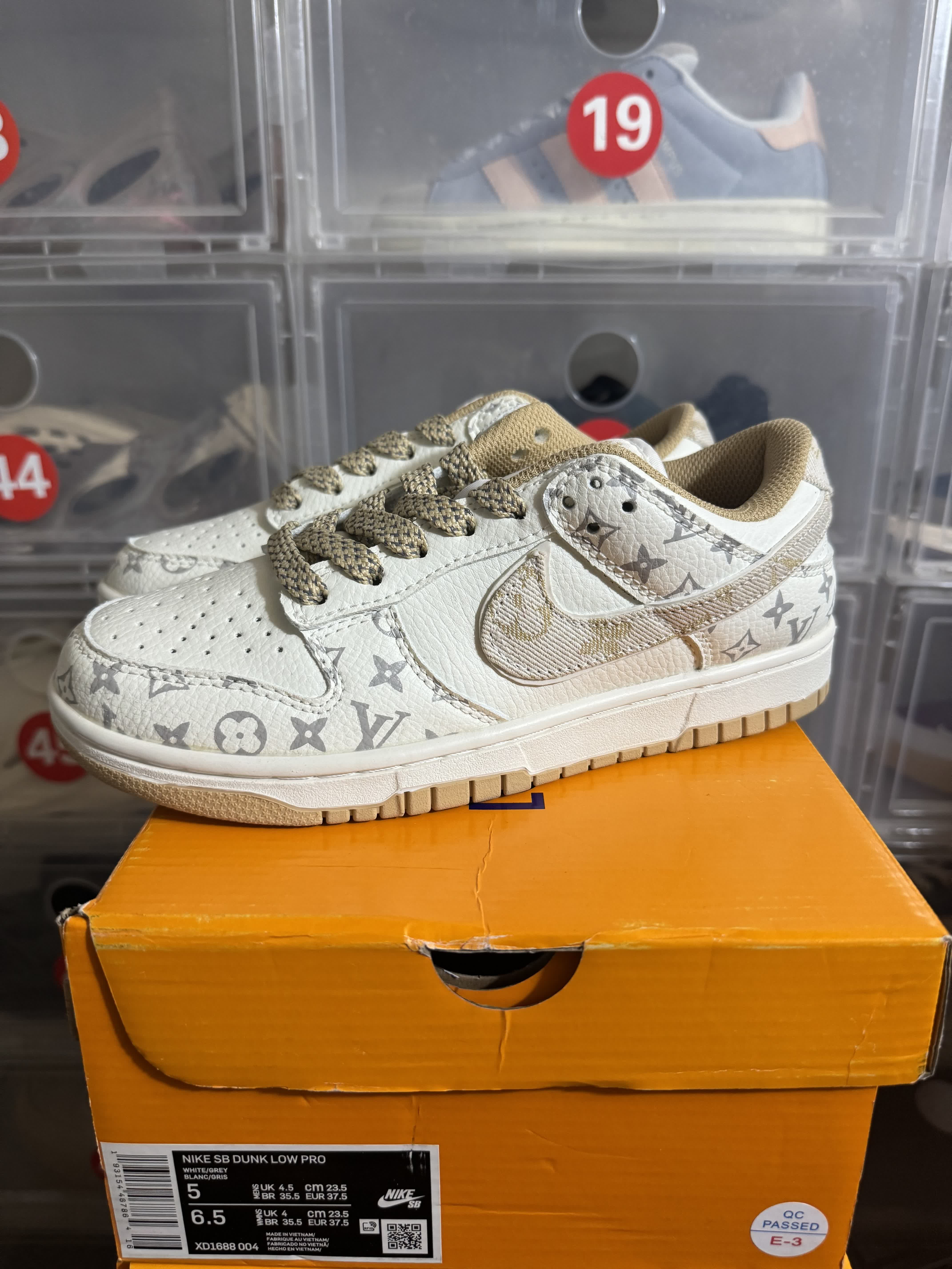 Nike Dunk Low × Supreme