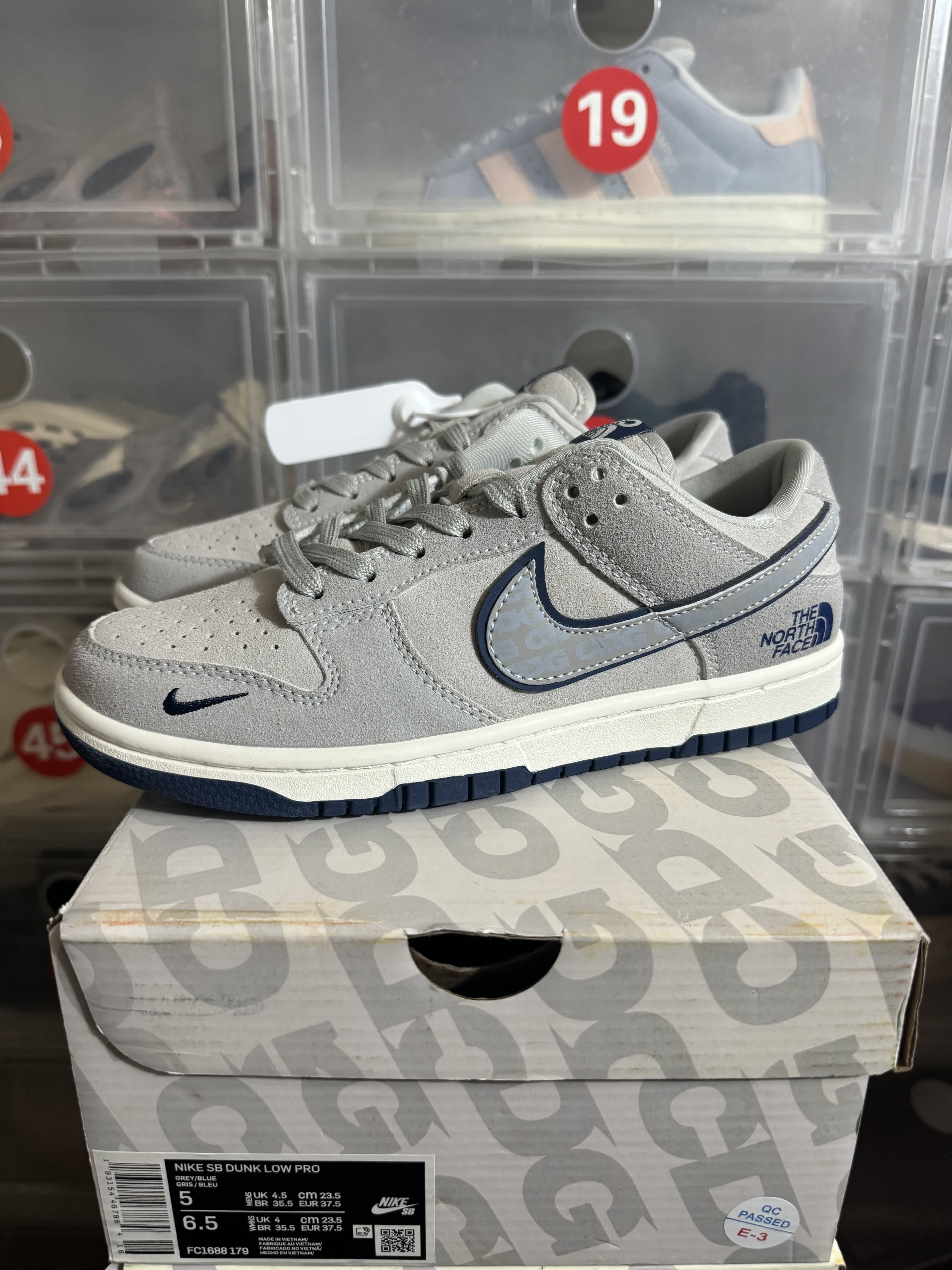 Nike Dunk Low × Supreme