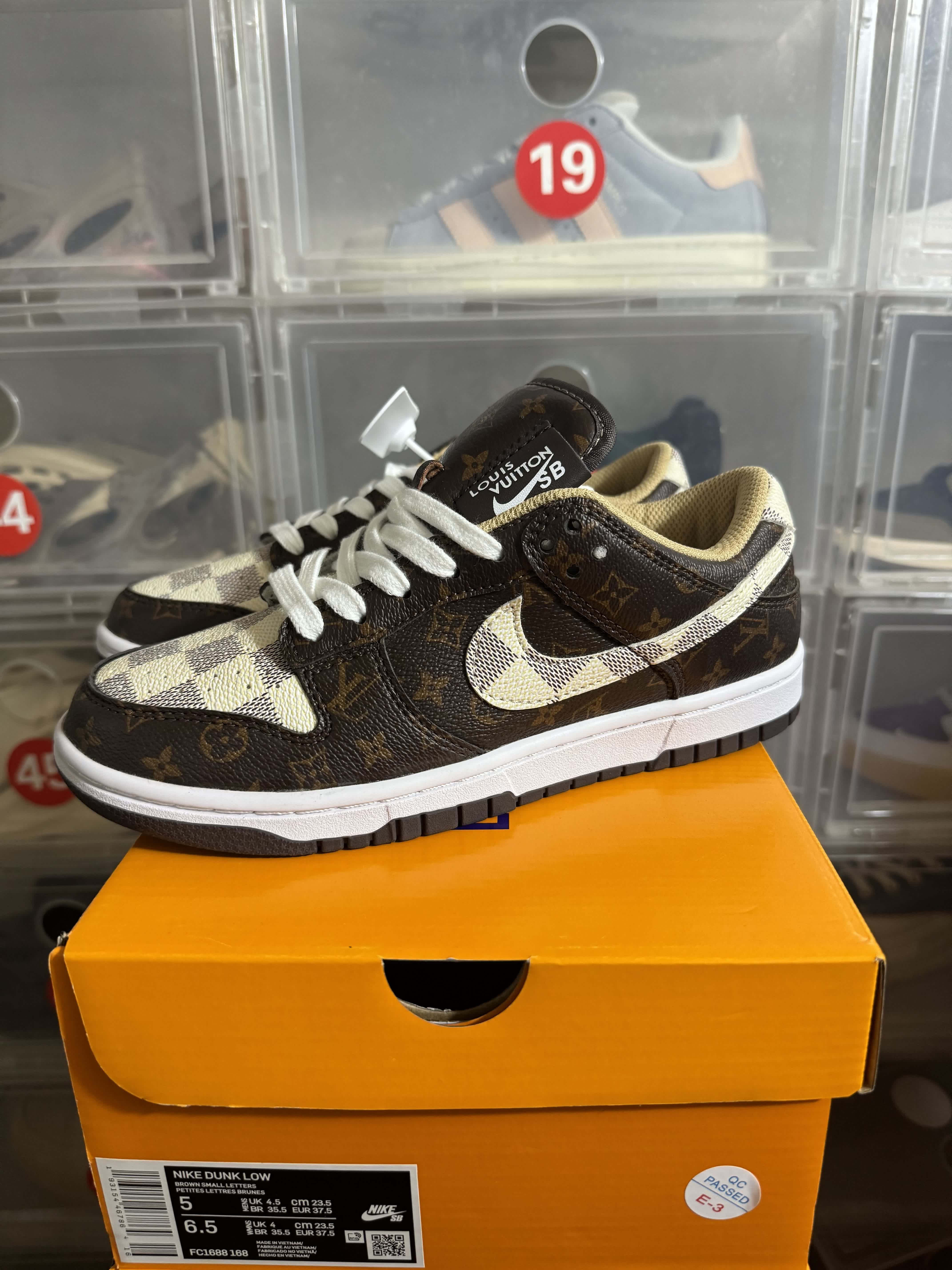 Nike Dunk Low × Supreme