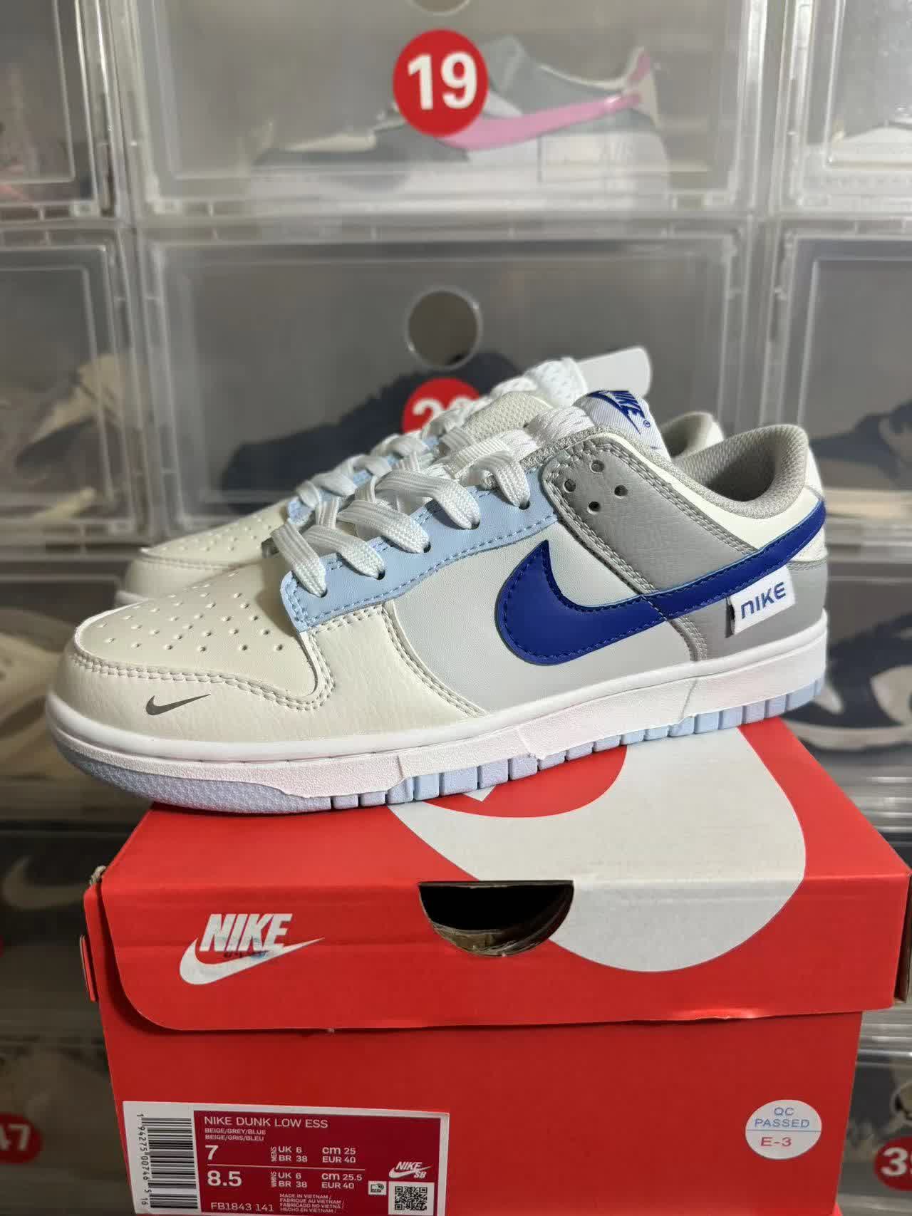 Nike Dunk Low × Supreme