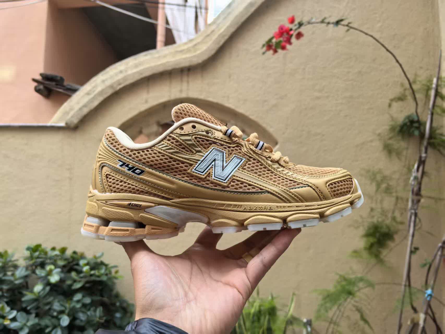 New Balance 740