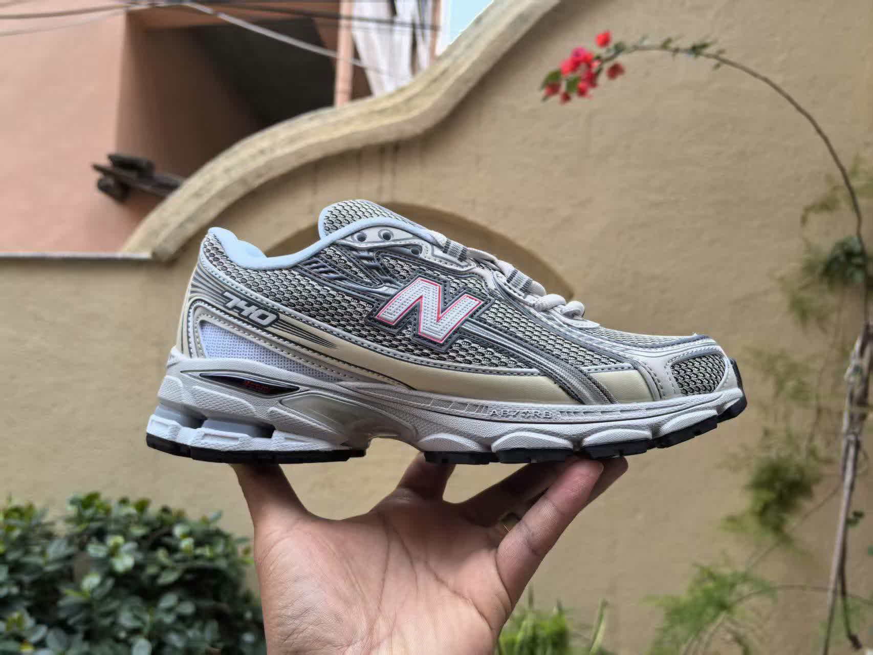 New Balance 740