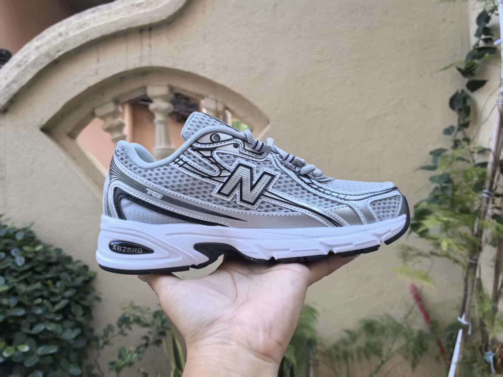 New Balance 740