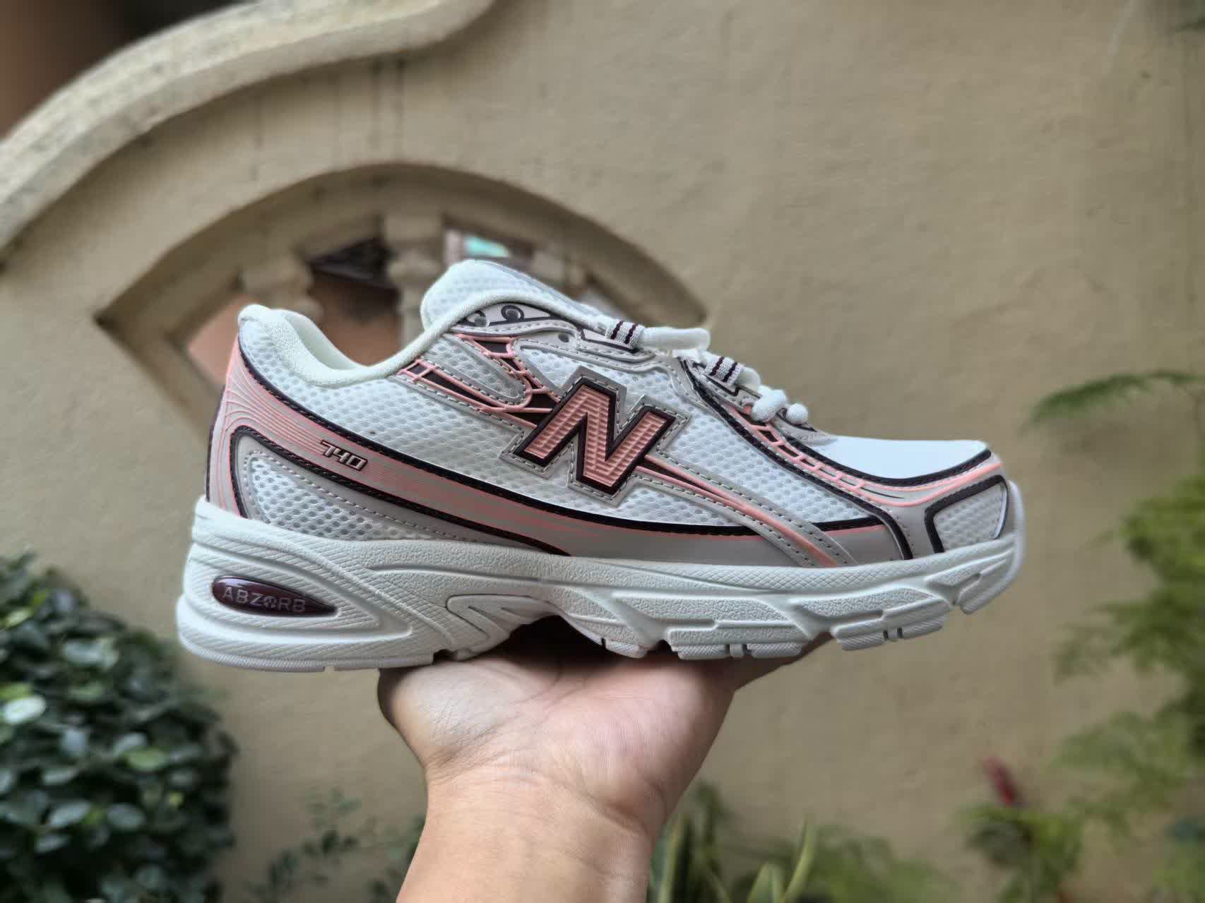 New Balance 740