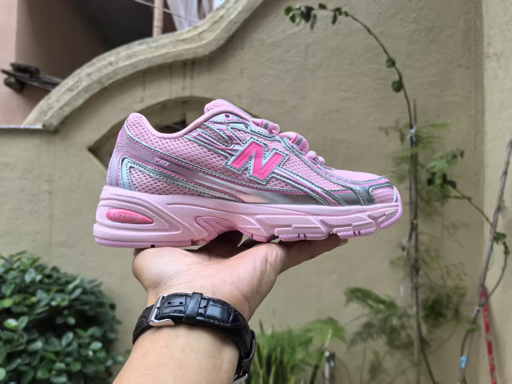 New Balance 740